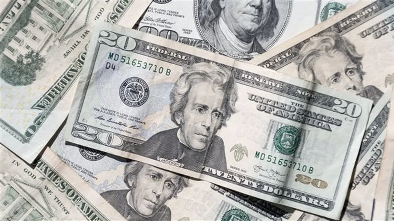 تحديثات الصرف.. تقلبات سعر الدولار مقابل الجنيه في البنوك والسوق الموازية اليوم الجمعة